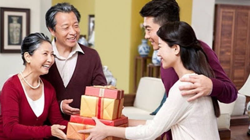 Trao nhau những món quà ý nghĩa vào lễ Phật Đản